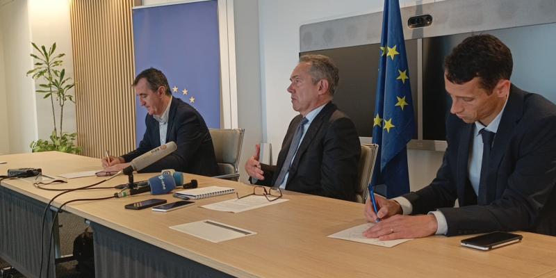 Johan Borgstam (au milieu) en conférence de presse à Kinshasa
