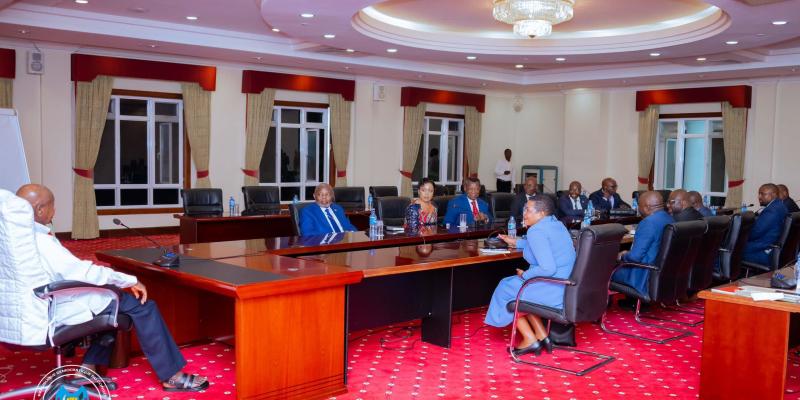 Vital Kamerhe et Yoweri Museveni lors de leur rencontre à Entebbe.