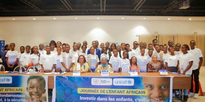 Eve Bazaiba, Léonie Kandolo et des élèves à l’occasion de la journée de l’enfant africain