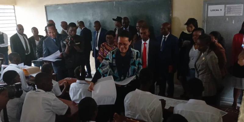 Raïssa Malu distribue des items d'Examen d'Etat dans une classe de l'école l'Excellence de Bandalungwa