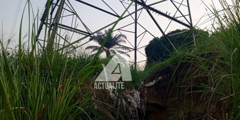 La fondation d'un pylône menacée par une érosion causée par des pluies, à Kisenso, l'une de 24 communes de Kinshasa