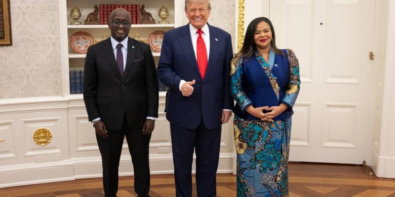 Donald Trump, président des USA au milieu des ministres des affaires étrangères de la RDC et du Rwanda à l'occasion de la signature de l'accord de paix entre les deux pays voisins à Washington 