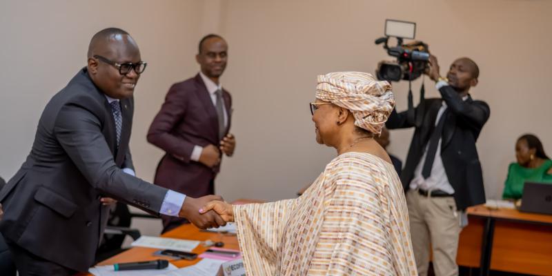 Poignée de main entre la gouverneure de la BCC, Kabedi Malangu Mbuyi et le président de la commission ECOFIN de l'Assemblée nationale, Guy Mafuta Kabongo 