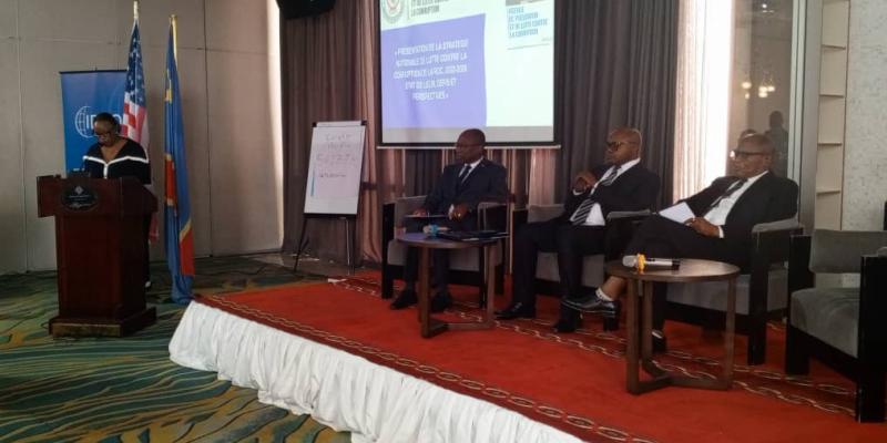 es panelistes lors du déjeuner de concertation parlementaire axé sur la mise en œuvre de la stratégie nationale de lutte contre la corruption en RDC.