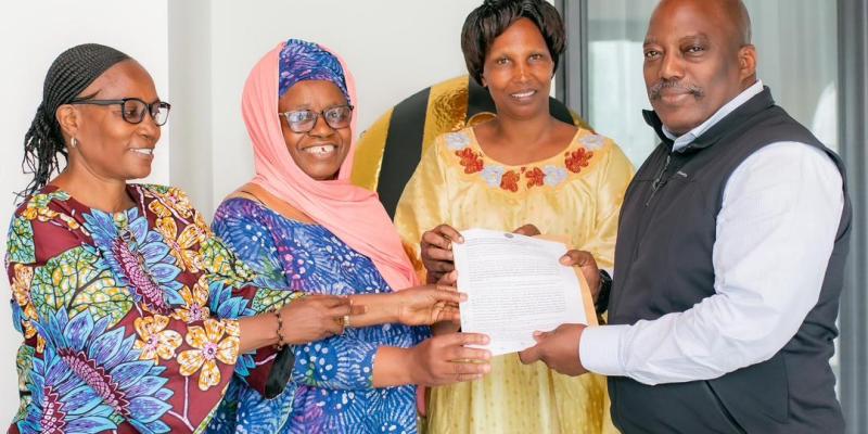 Une délégation des femmes du Sud-Kivu remettant un plaidoyer à Joseph Kabila 