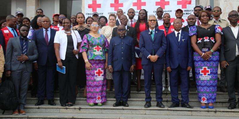 SG de l'IFRC et l'équipe dirigeante de la Croix-Rouge RDC ainsi que les secouristes