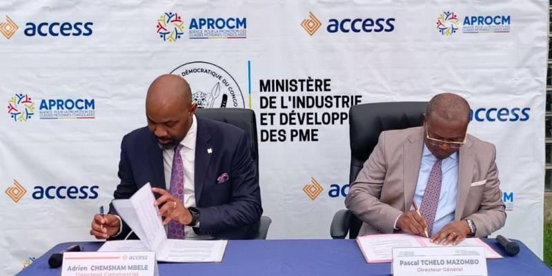 Adrien Chemsham et Pascal Tchelo, respectivement Directeur commercial à Access bank RDC et DG d'Aprocm, lors de la signature de l'accord à Kinshasa