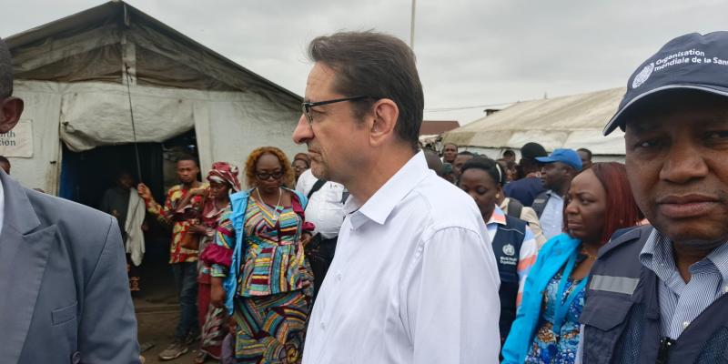 Bruno Lemarquis dans le site des déplacés du conflit Mbole-Lengola