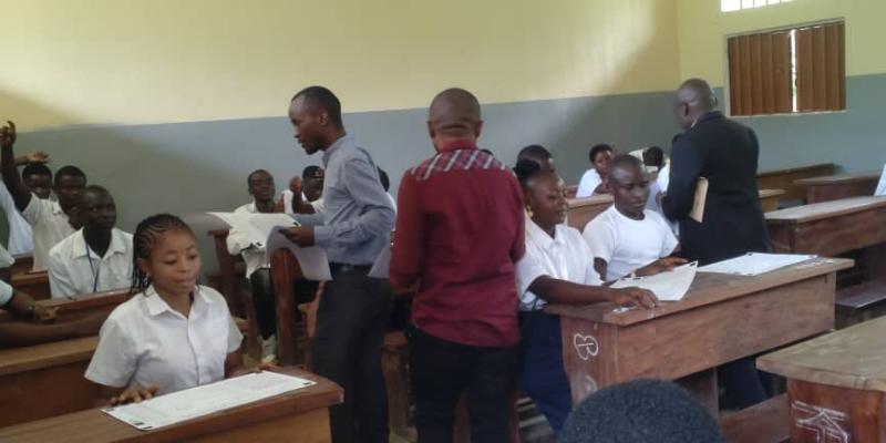 Les élèves finalistes dans la salle de passation d'Exetat à Pinga