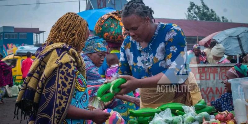 Une vendeuse dans un marché de Goma