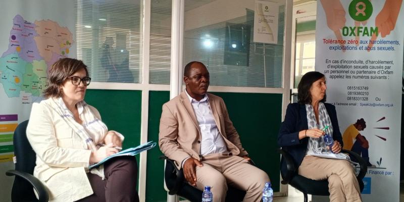 Le directeur pays de l'Oxfam en RDC, Maneji Mangundu, au milieu des directrices exécutives de l'ONG au Québec et en Amérique, lors d'une conférence de presse à Kinshasa
