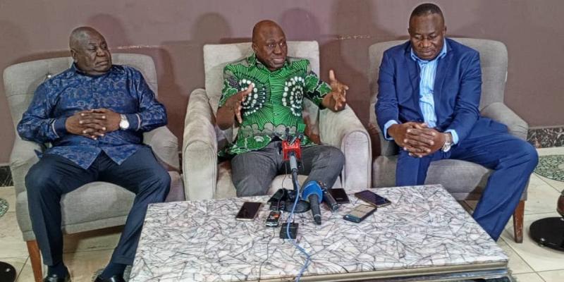 Christophe Kisolokele Tusimbana, au milieu de José Kisolokele Diangenda et Charles Diangienda Kisolokele, lors de la conférence de presse annonçant leur voyage pour Nkamba, vendredi 29 Juillet à Kinshasa