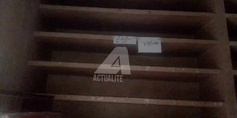 Une étagère vide dans la pharmacie de l'hôpital général de Lubutu