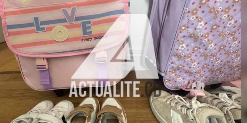 Légende : Fournitures scolaires distribuées aux élèves dans le cadre d’une initiative éducative. © ACTUALITE.CD / Ph