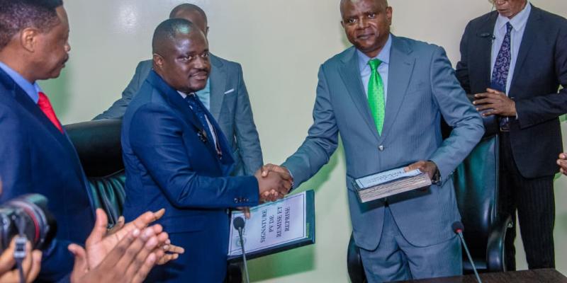 Muhindo Nzangi et Grégoire Mutshail respectivement ministre entrant et sortant de l'Agriculture et sécurité alimentaire lors de la remise et reprise mardi 12 août 2025 