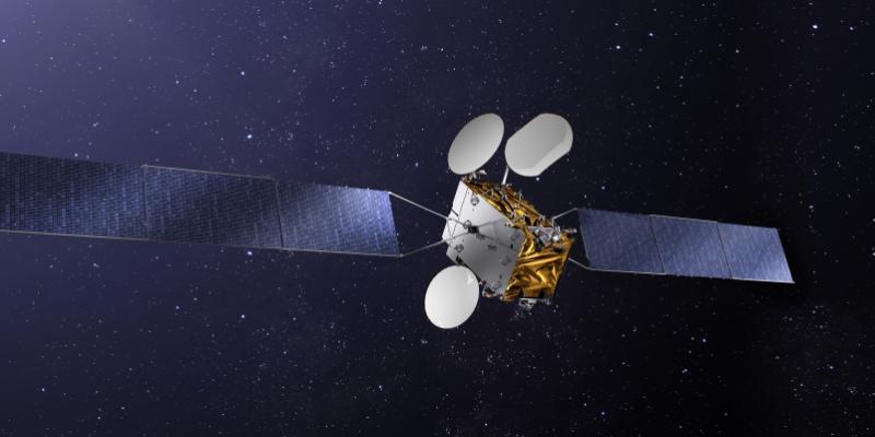Sur la photo, le satellite TurkmenAlem52E/MonacoSAT qui permettra au Turkménistan d’exploiter son tout premier système national de télécommunications par satellite, visant à sécuriser et améliorer les moyens de communication du pays. © MonacoSAT / TurkmenAlem52E