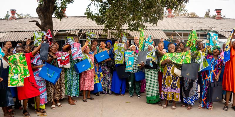 Remise des pagnes Vlisco aux mamans de nouveau-nés 
