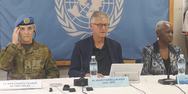 Jean-Pierre La Croix (au milieu) à Beni lors d'une conférence de presse en septembre 2025