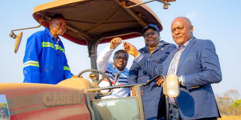 Nzangi remet les tracteurs aux agriculteurs du Katanga