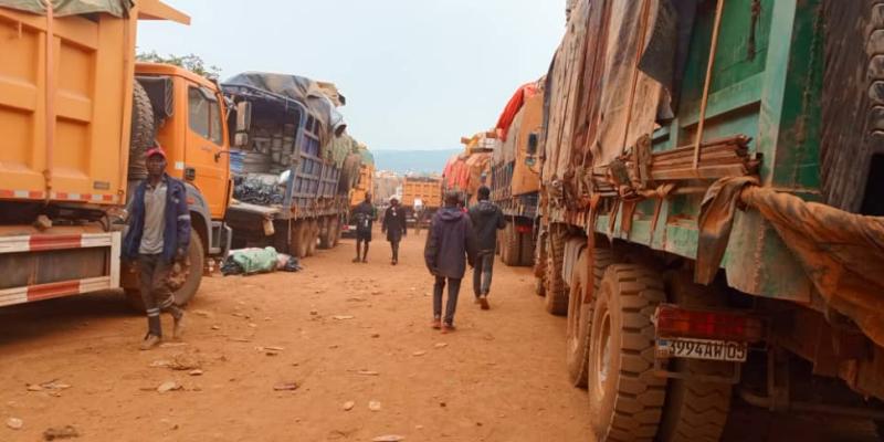 Des dizaines de véhicules bloqués départ et d'autre du pont Bundwe