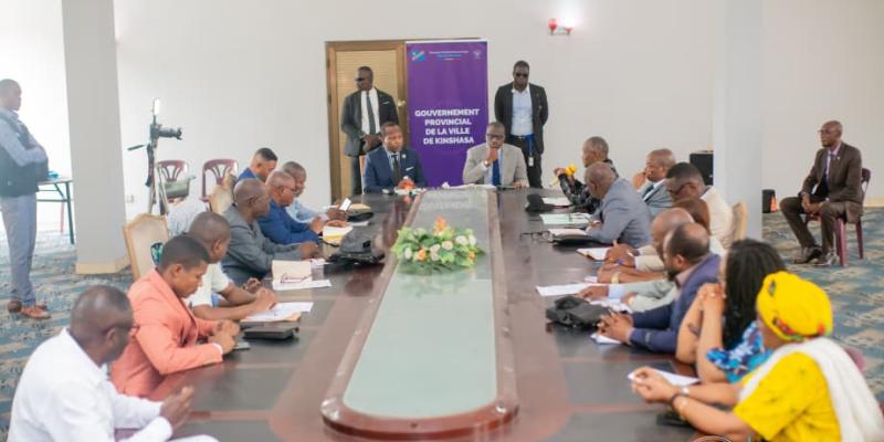 Réunion à l'hôtel de ville de Kinshasa sur les embouteillages aux abords des écoles 