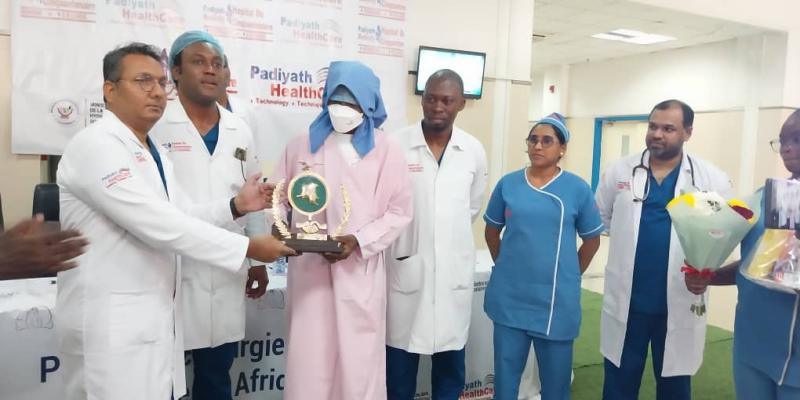 Les médecins et le patient guéri du cœur après une première intervention chirurgicale de la spécialité à l'hôpital du Cinquantenaire 