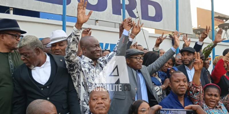 Mains serrées et levées, Augustin Kabuya et Déo Bizibu devant les militants de l'UDPS après leur réconciliation au QG de de l'UDPS à Limete, mardi 30 septembre 2025