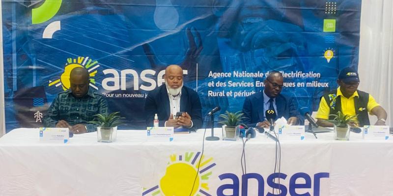 Une conférence de presse d'ANSER à Kinshasa. De gauche à droite : Jonas Katuku, coordonnateur du projet Mbombo ; Damien Twambilangana, DGA ANSER ; Cyprien Musimar, DG ANSER et Alexis Mulomba, DirPro Pool Grand Kasaï 