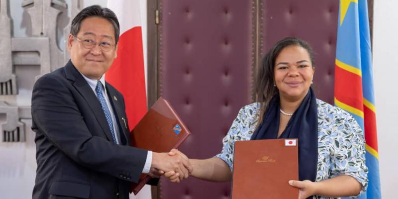 Thérèse Kayikwamba Wagner, ministre des Affaires étrangères, coopération internationale, francophonie et diaspora et Ogawa Hidetoshi, ambassadeur du Japon en RDC