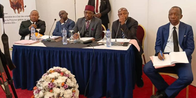 Le procureur général près la Cour des comptes, entouré des avocats généraux près cette Cour, le 7 octobre à Kinshasa