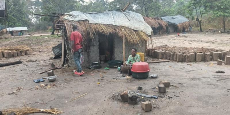 Une famille retournée à Mukimbo, village à près de 40 kilomètres de Nyunzu-centre(Tanganyika), après des violents affrontements entre Twa et Bantou