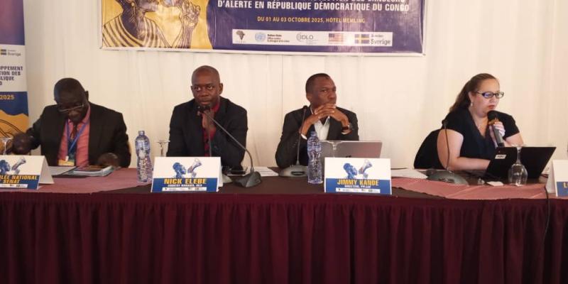 De gauche à droite : Pasi Zapamba/député national ; Nick Elebe/Idlo ; Jimmy Kande/Pplaaf et Louise Postas/ONUDC à la clôture de l'atelier sur le projet de loi de protection des lanceurs d'alerte