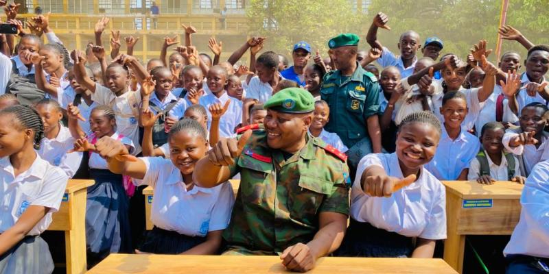 Des bancs-pupitres remis à l’athénée de Katuba et au camp Vangu, deux établissements scolaires basés à Lubumbashi