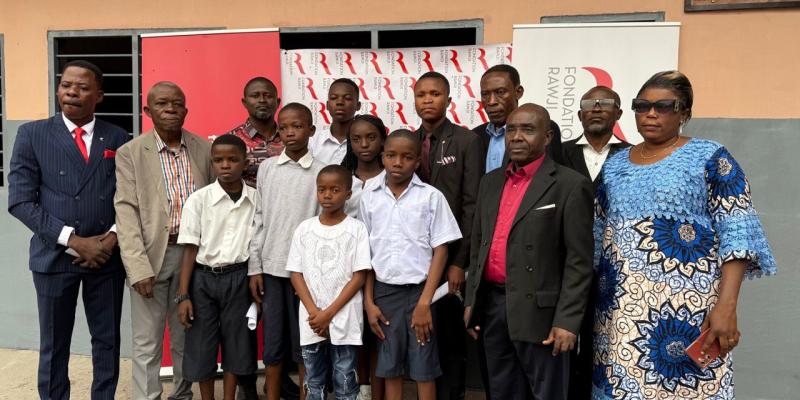 Inauguration du Lycée Sona-Pangu située à N’Djili, où 15 salles de classes ont été réhabilitées pour améliorer les  conditions d’enseignement de ses 920 élèves.
