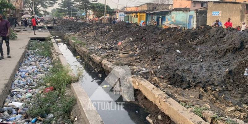Des caniveaux obstrués sur une artère de Kinshasa