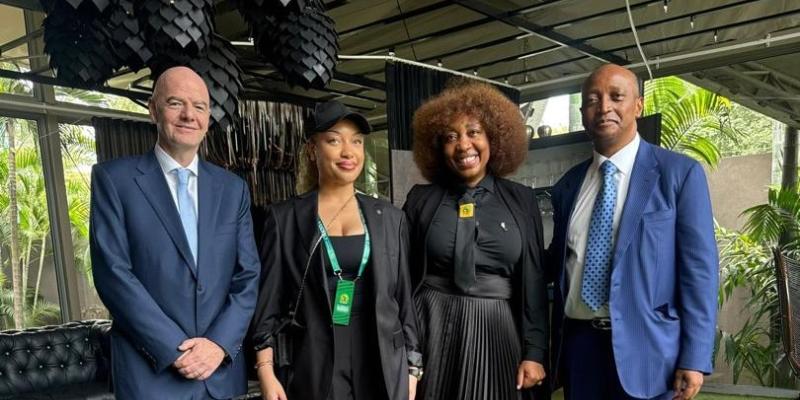 A l'extrémité gauche, le président de la Fifa, Gianni Infatino et l'extrémité droite, le président de la CAF, Patrice Montsepe lors de l'Assemblée générale de la CAF à Kemesha, à Kinshasa