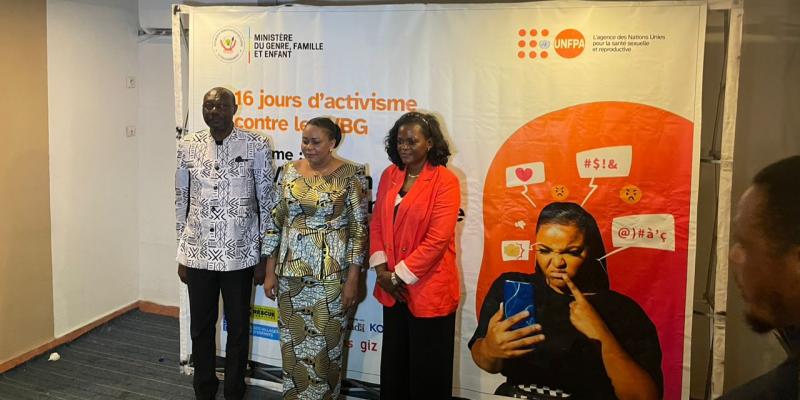 La ministre Michelle Ombae posant après le café de presse