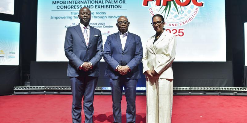 Madame Monique Gieskes, Directeur Général de PHC, aux côtés des actionnaires Wale Adeosun (au centre) et Shaka Kariuki (à gauche), posent pour une photo lors de la cérémonie d’ouverture du Congrès et Exposition International de l’Huile de Palme (PIPOC), organisé par le MPOB à Kuala Lumpur, en Malaisie.