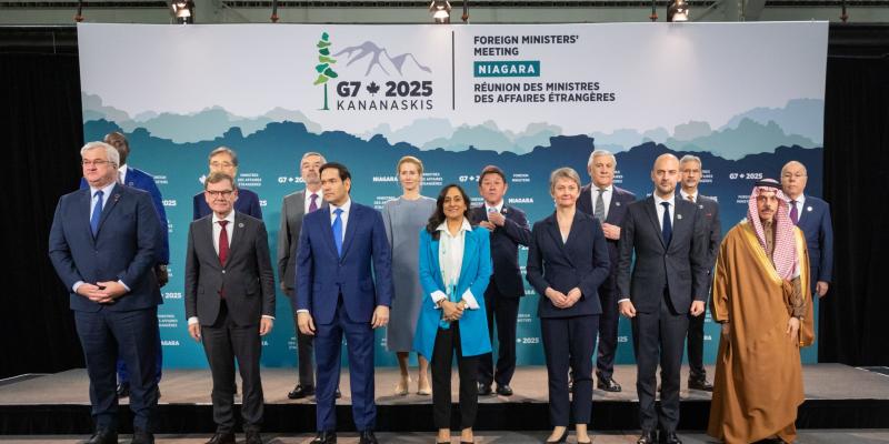 La photo de groupe des ministres des Affaires étrangères des pays du G7 et des ministres des Affaires étrangères des pays invités 