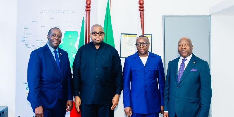 À Bujumbura, l’ambassadeur Caholo transmet la direction de la CIRGL au Dr Luwabelwa, en présence des ministres Floribert Anzuluni Isiloketshi et Édouard Bizimana.