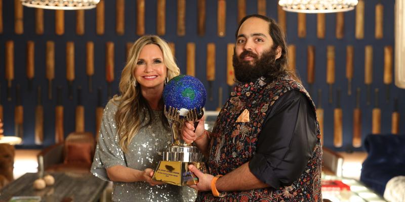 Anant Ambani, fondateur du centre de conservation Vantara, recevant le Global Humanitarian Award pour le bien-être animal 