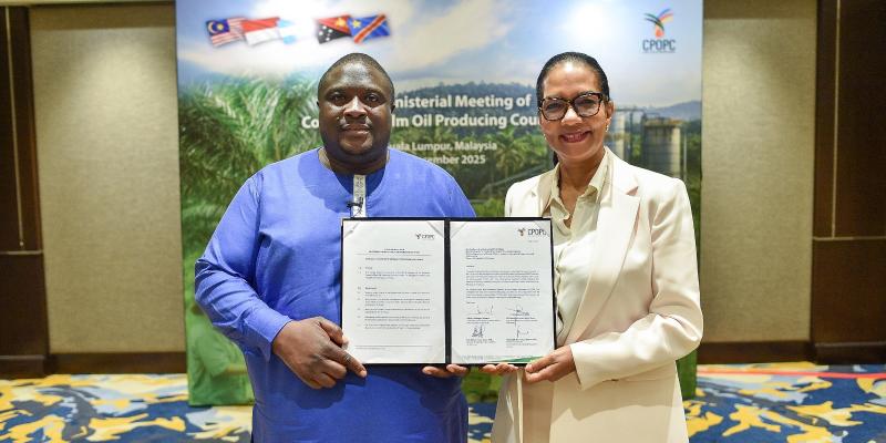 Madame Monique Gieskes, Directeur Général de PHC, et Monsieur Josué Nzangi Kambale, conseiller du ministre de l'Agriculture et de la Sécurité alimentaire de la RDC, présentent les documents officiels marquant l'adhésion de la RDC au Conseil des pays producteurs d'huile de palme lors de la 13e réunion ministérielle du CPOPC à Kuala Lumpur, en Malaisie.