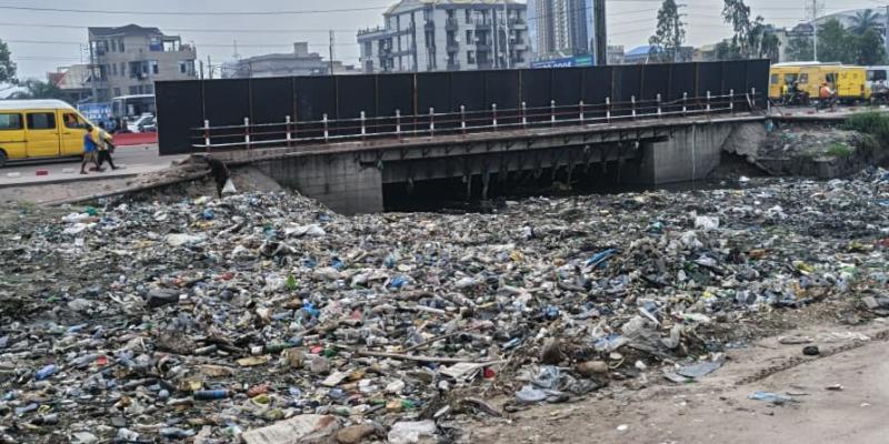 Un pont jeté sur la rivière Kalamu, obstrué par l’accumulation de détritus, à la première rue, dans la commune de Limete, à Kinshasa