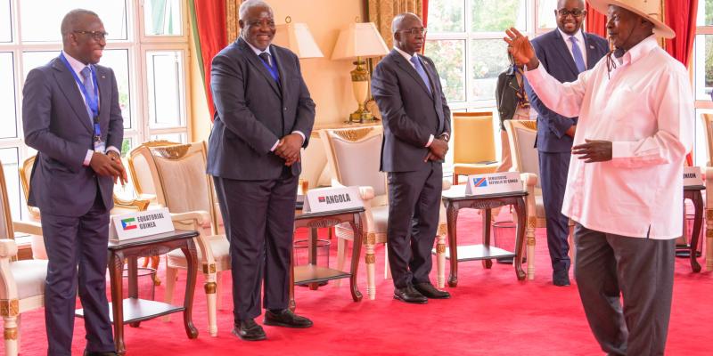 Yoweri Museveni avec quelques ministres de la région afrique centrale 