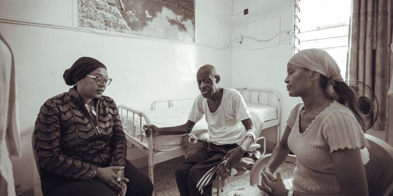 Pascal Poba avec la ministre Elebe