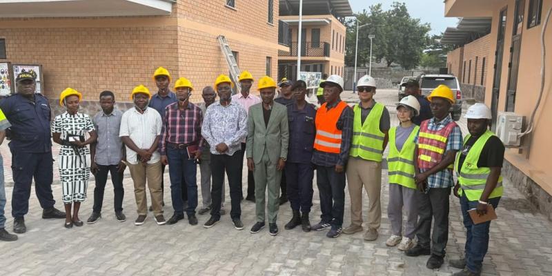 Le coordonnateur de la cellule Infrastructures Billy Tshibambe et le Bourgmestre de la commune de N’djili Papy Ngaliema à la maison communale de N’djili