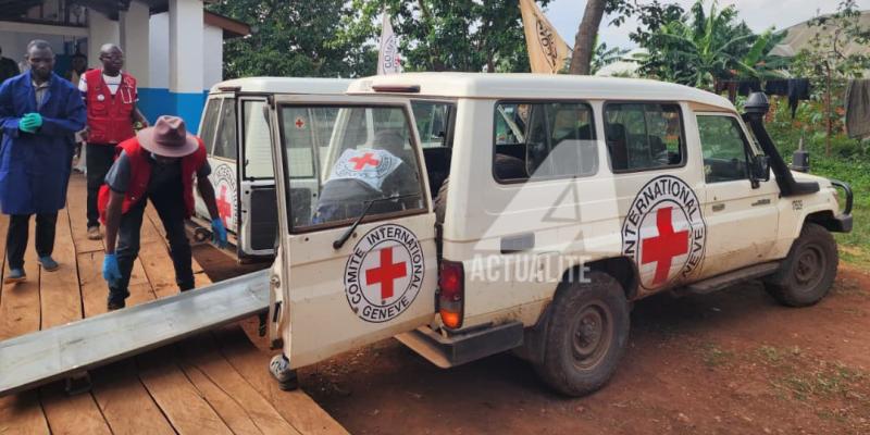 Une jeep du CICR dépose un blessé à l'hôpital 