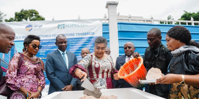 Pose de la première pierre pour construire le centre des infrastructures