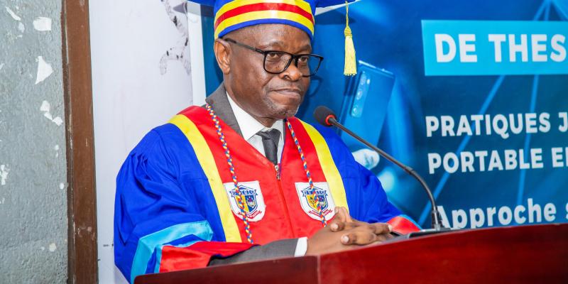 Guillaume Kingh Farel prenant la parole à la fin de la soutenance de sa thèse doctorale à l'UNISIC, samedi 24 janvier 2026