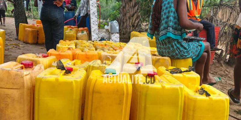 Des bidons dans un forage d'eau à Thibanda, près du Plateau des professeurs à Kinshasa 